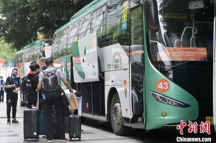 该记者表示道：“据我所知，曼联正在密切关注着转会市场上的后卫，曼联非常喜欢斯卡尔维尼，不过我也知道他们也有意热那亚的德拉古辛。